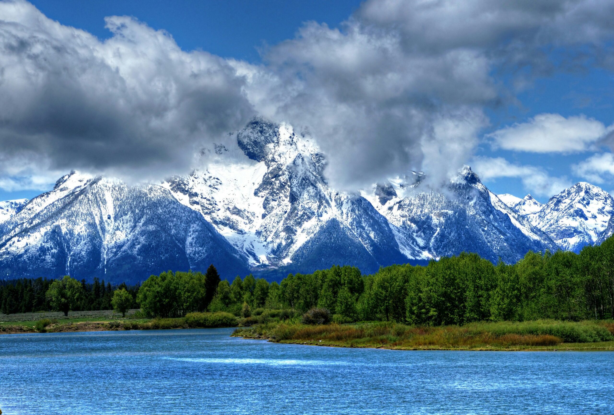 A mountain range with a lake in front of it