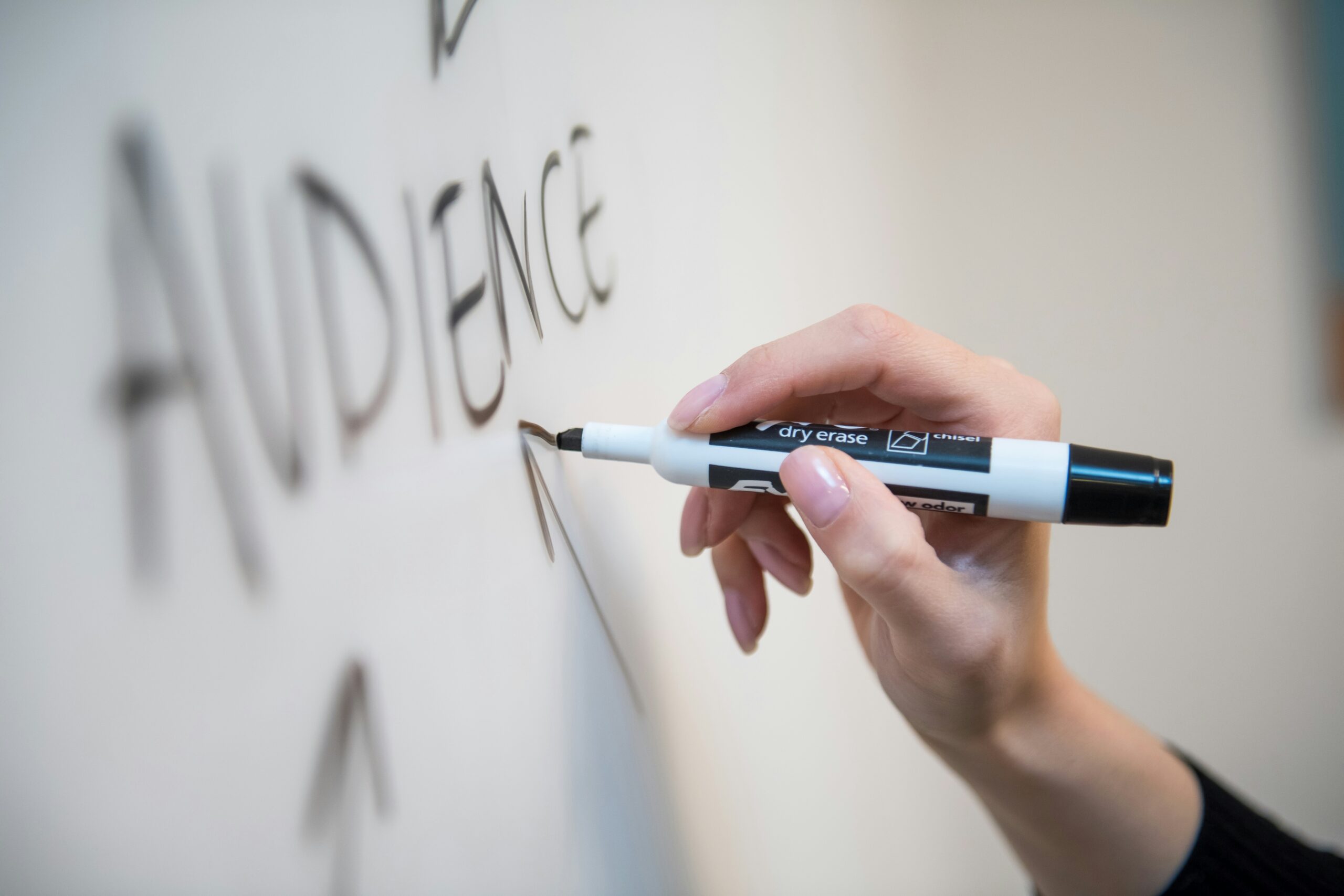 Person holding white and blue click pen